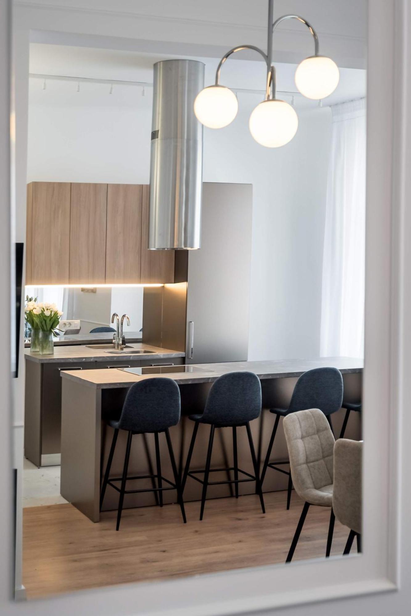 Gorgeous & Bright 2br - Steps From Old Town