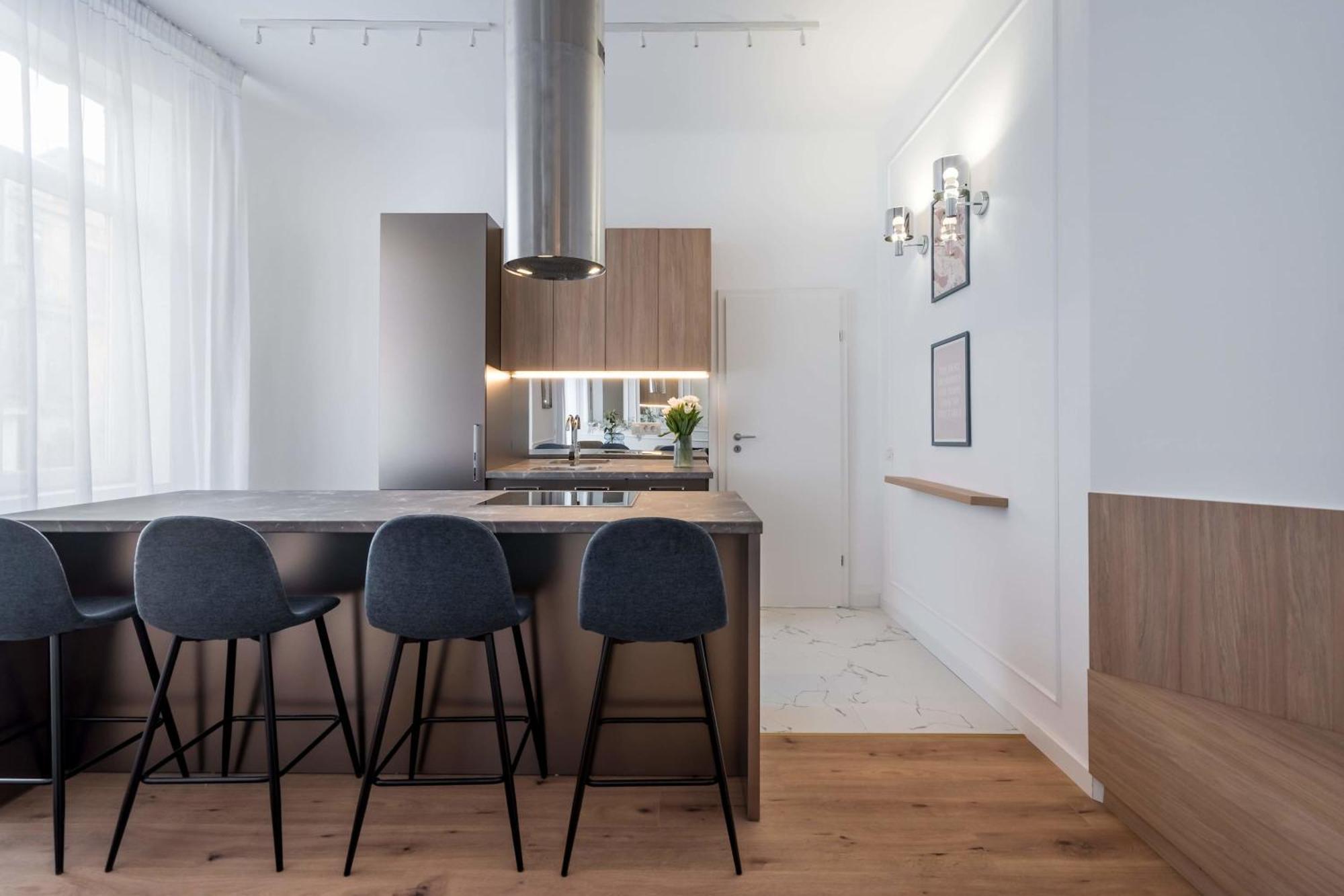 Gorgeous & Bright 2br - Steps From Old Town