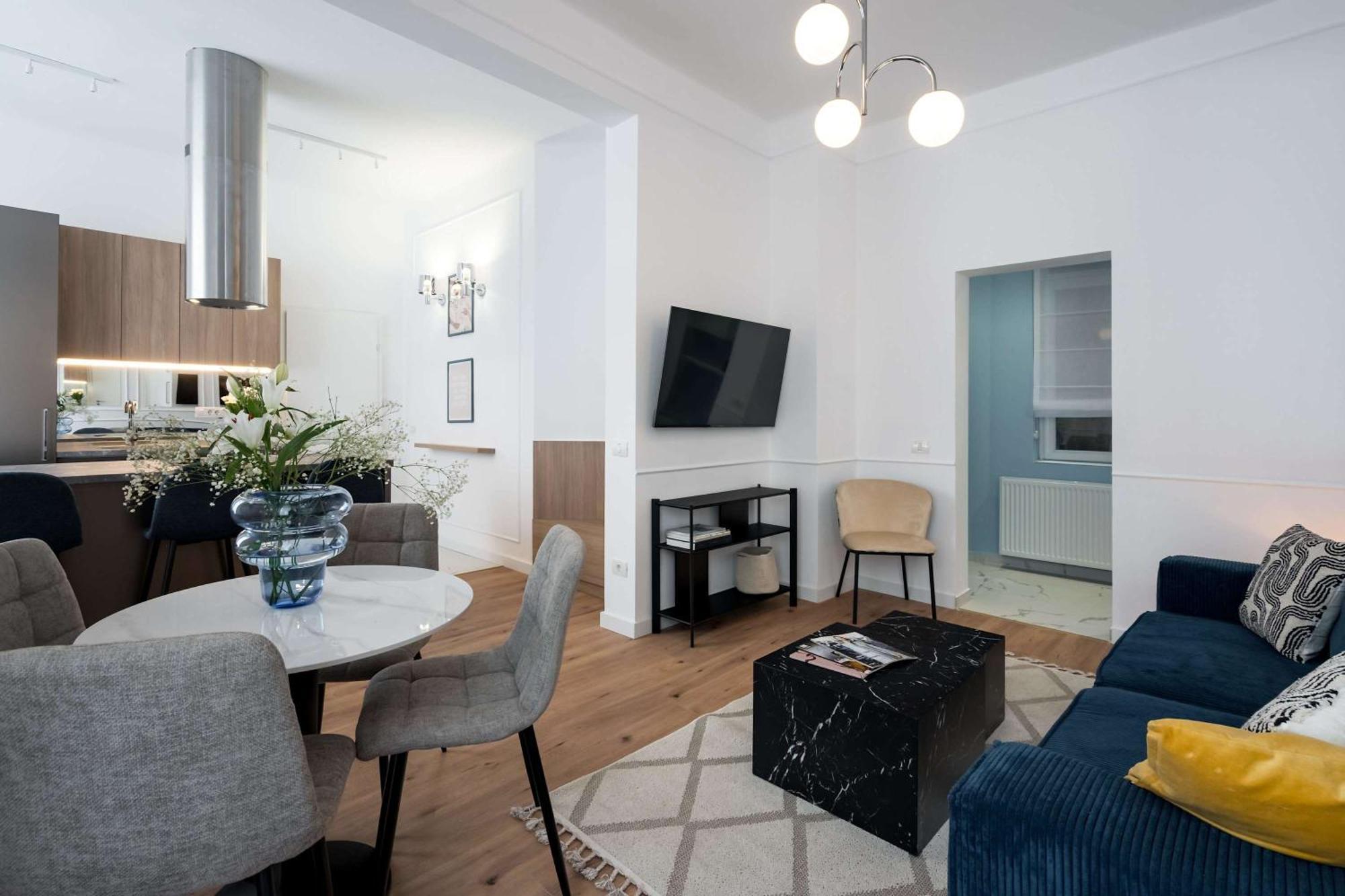 Gorgeous & Bright 2br - Steps From Old Town 公寓 布加勒斯特